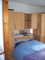 chambre avec un grand lit