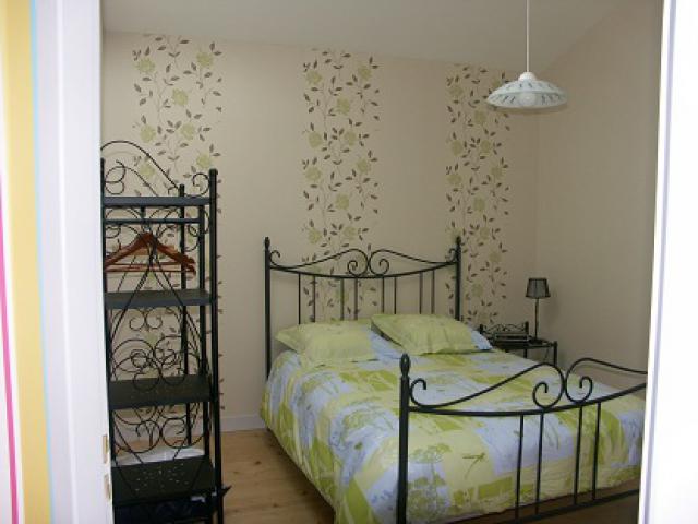 chambre avec un grand lit