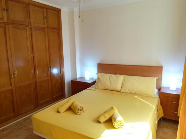 chambre avec un grand lit