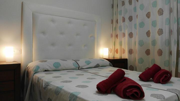 chambre avec un grand lit