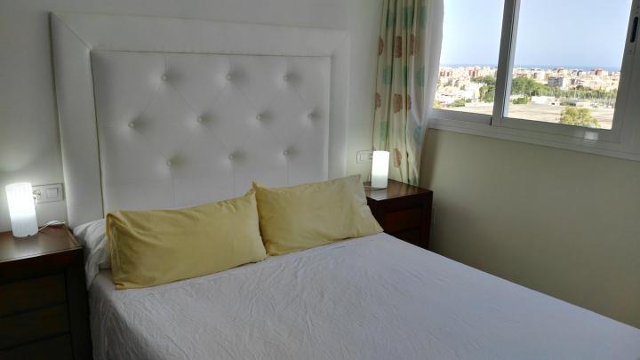 chambre avec un grand lit