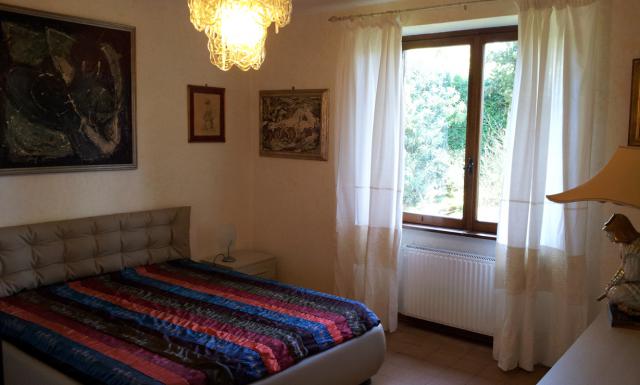 chambre avec un grand lit