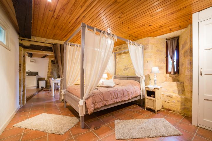 chambre avec un grand lit
