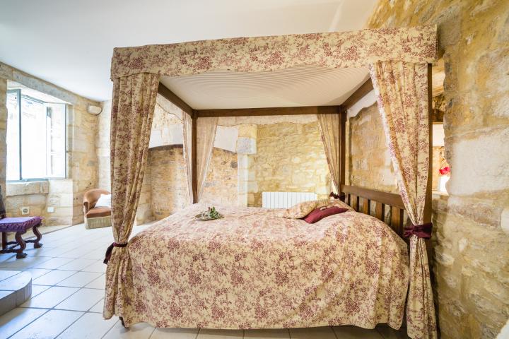 chambre avec un grand lit