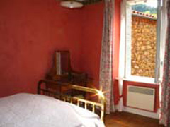 chambre avec un grand lit