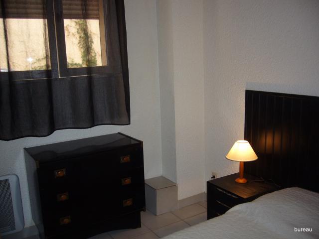 chambre avec un grand lit