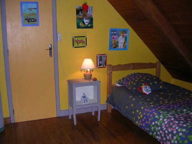chambre avec un grand lit