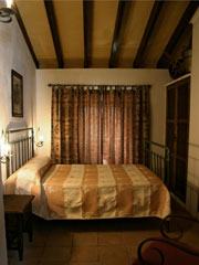 chambre avec un grand lit