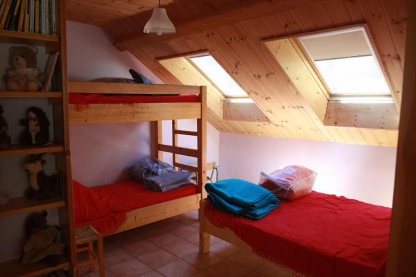 chambre avec un grand lit