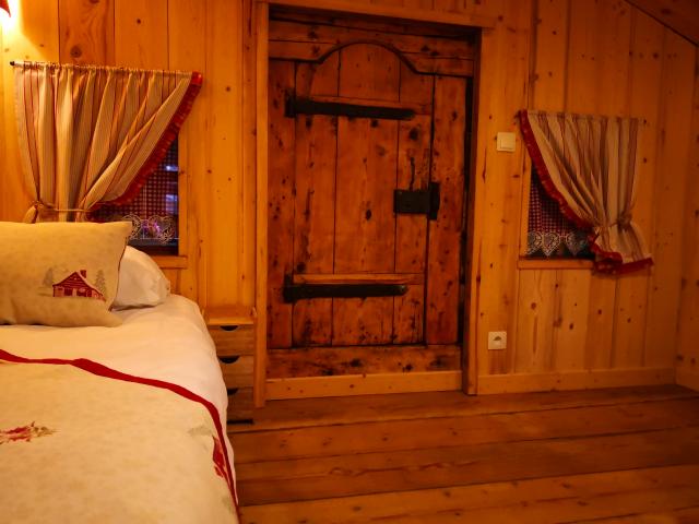 chambre avec un grand lit