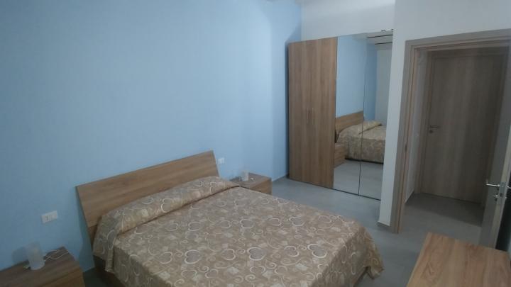 chambre avec un grand lit