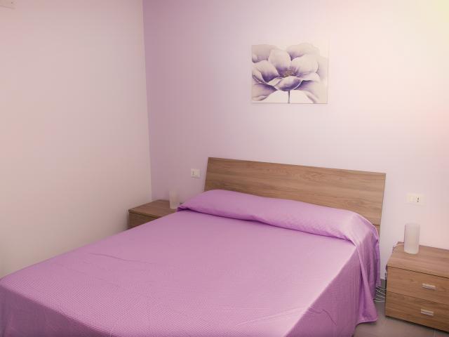 chambre avec un grand lit