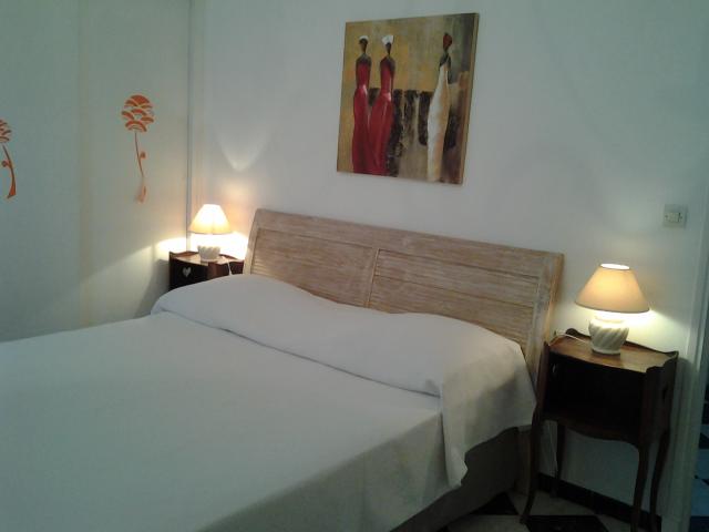 chambre avec un grand lit