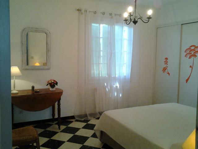 chambre avec un grand lit