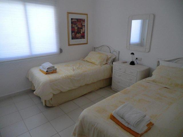 chambre avec un grand lit