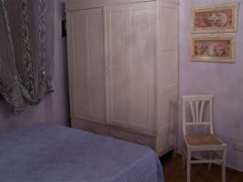 chambre avec un grand lit