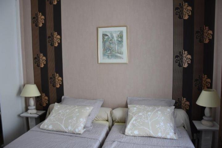 chambre avec un grand lit