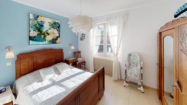 chambre avec un grand lit