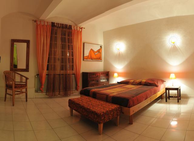 chambre avec un grand lit