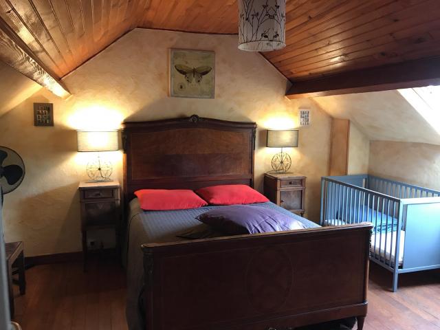 chambre avec un grand lit