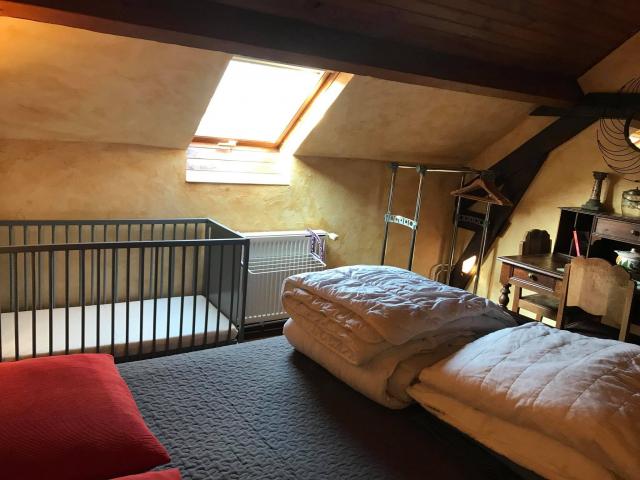 chambre avec un grand lit