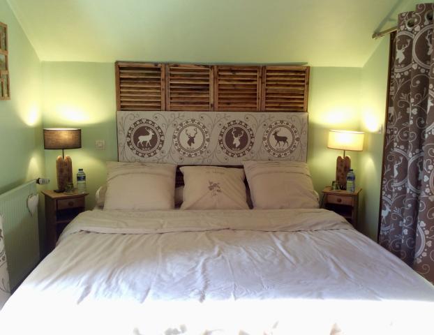 chambre avec un grand lit