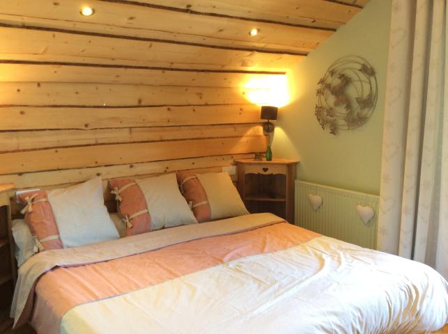 chambre avec un grand lit