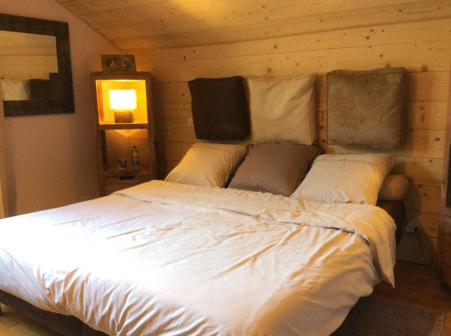 chambre avec un grand lit