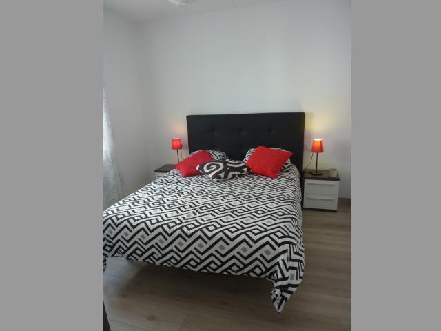 chambre avec un grand lit