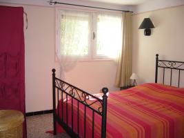 chambre avec un grand lit