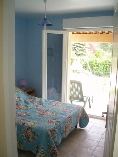 chambre avec un grand lit