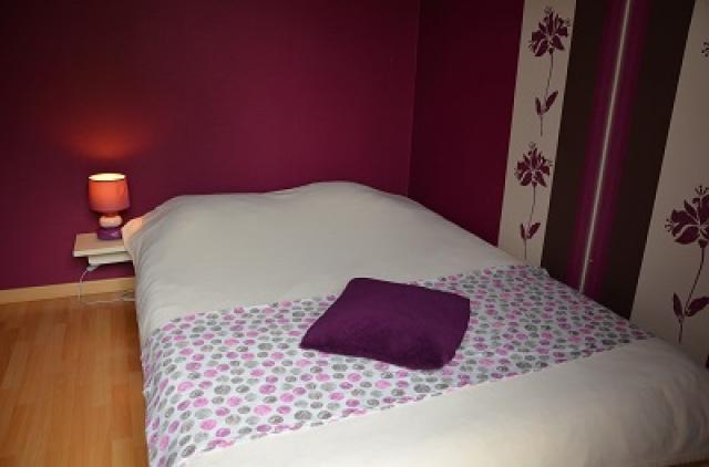 chambre avec un grand lit