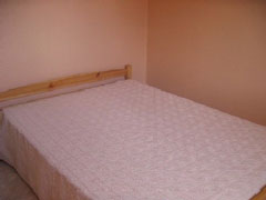 chambre avec un grand lit