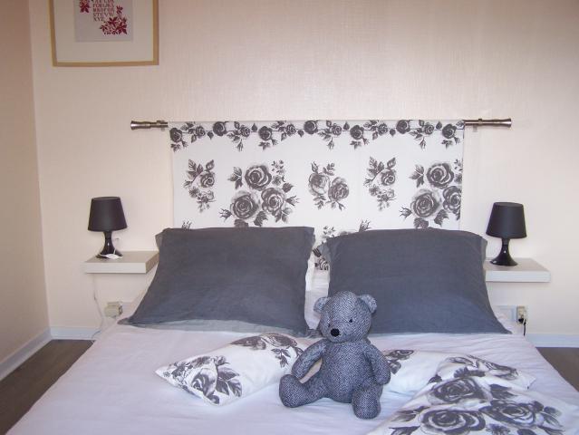 chambre avec un grand lit