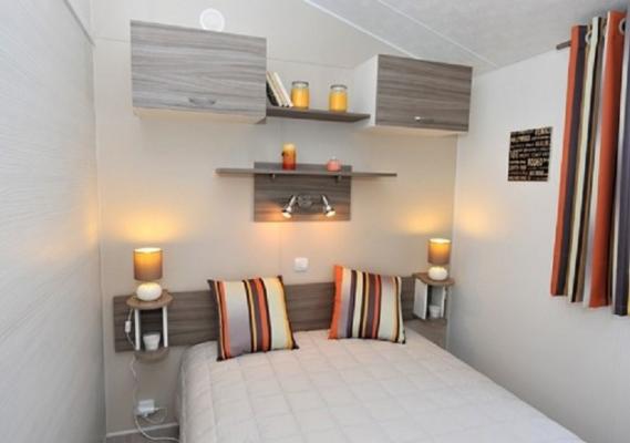 chambre avec un grand lit