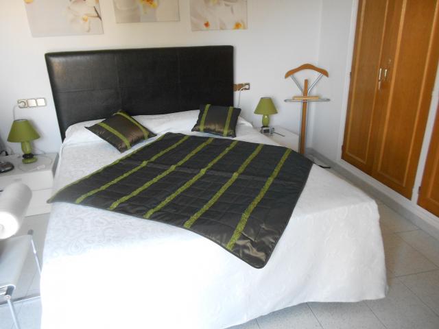 chambre avec un grand lit