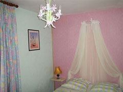 chambre avec un grand lit