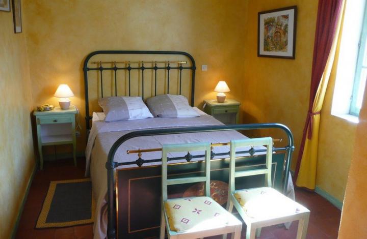 chambre avec un grand lit