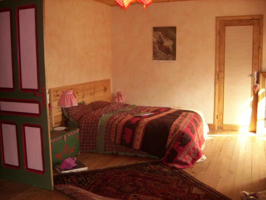 chambre avec un grand lit