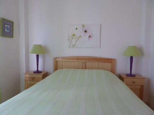 chambre avec un grand lit
