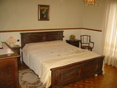 chambre avec un grand lit