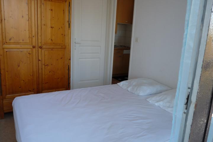 chambre avec un grand lit