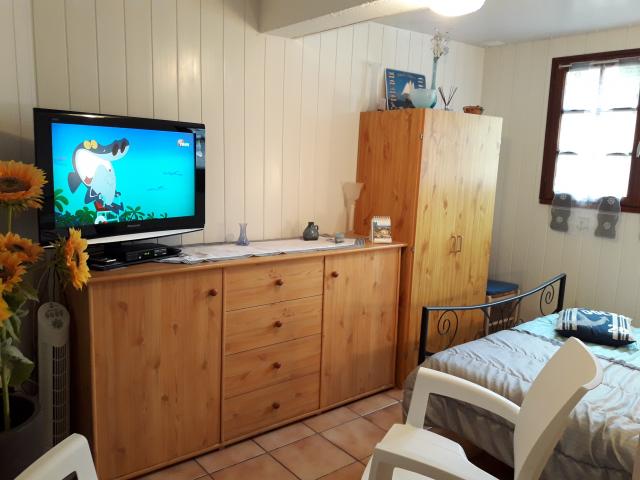 chambre avec un grand lit