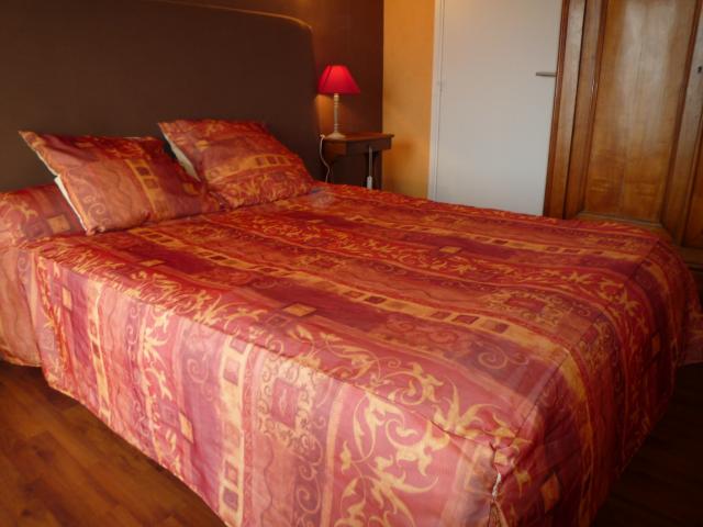 chambre avec un grand lit