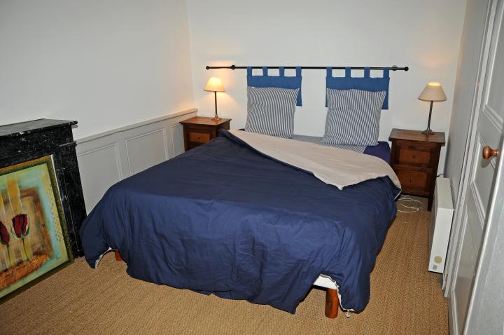 chambre avec un grand lit