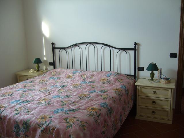 chambre avec un grand lit