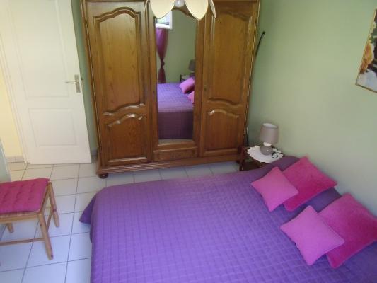 chambre avec un grand lit