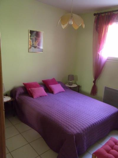 chambre avec un grand lit