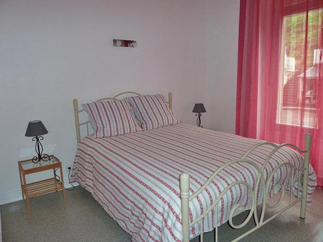 chambre avec un grand lit