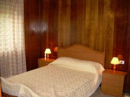 chambre avec un grand lit
